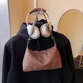 Bolso de hombro minimalista en ante marrón con herrajes plateados y diseño retro chic - Café sin Colgante