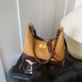 Bruine suède en lederen hobo tas met gewatteerde stiksels en gouden metalen ketting - Bruin