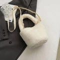 Sac seau en laine d'agneau blanche avec détails dorés et bandoulière tissée pour l'hiver - Sans pendentif / Beige