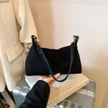 Sac sous l'aisselle en daim noir minimaliste avec bandoulière et boucle métallique chic - Noir sans Pendentif