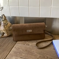 Bolso bandolera retro de ante marrón oscuro con cierre giratorio metálico elegante - Marrón