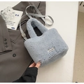 Sac seau en fausse fourrure bleu clair avec bandoulière grise et texture peluche - Bleu Sans Pendentif