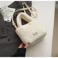 Sac seau chic en fausse fourrure blanc crème avec bandoulière réglable et étiquette - Beige Sans Pendentif