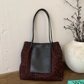 Gros plan du sac fourre-tout léopard avec poche en similicuir noir et fines bandoulières - Rouge