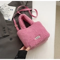 Sac seau chic en polaire rose avec logo en métal et bandoulière réglable - Rouge Rose Sans Pendentif