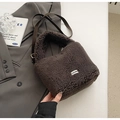 Sac seau en peluche café foncé avec bandoulière réglable et étiquette CLEAR - Brun Sans Pendentif