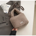 Sac seau marron en polaire teddy avec bandoulière sur fond de blazer gris élégant - Gris Sans Pendentif