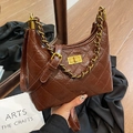 Bolso acolchado en cuero marrón oscuro con cadena dorada y cierre giratorio de metal vintage - Marrón
