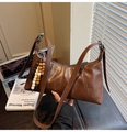Bolso de hombro vintage de cuero sintético marrón oscuro con colgante de cuentas de madera - Marrón
