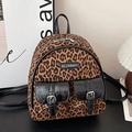 Zainetto leopardato compatto con dettagli in similpelle nera e doppie tasche anteriori - Marrone
