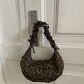 Borsa hobo leopardata chic con tracolla arricciata e silhouette a mezzaluna alla moda - Marrone