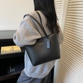 Bolso tote grande de cuero negro con diseño de lichi, correas dobles y detalle de logo - Negro
