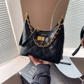 Bolso bajo el brazo acolchado negro vintage con cadena dorada y cierre metálico - Negro
