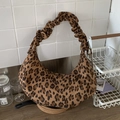 Borsa a mezzaluna leopardata con manico arricciato in stile vintage marrone e nero - Marrone
