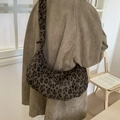 Grande borsa hobo con stampa leopardata in tessuto morbido indossata dal modello - Verde