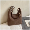 Detail der braunen Wildledertasche mit Holzperlen und geflochtenem Seil-Schultergurt - Braun