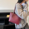 Bolso tote burdeos minimalista en cuero con patrón de lichi y logo dorado - Burdeos