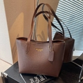 Bolso tote marrón oscuro en cuero sintético granulado con asas finas y logo dorado - café