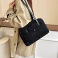 Retro Tragetasche aus schwarzem Wildleder mit Vordertasche und schmalen Schultergurten - Schwarz
