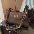 Borsa a spalla in pelle marrone scuro con catena dorata e chiusura girevole in metallo - Marrone