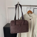 Dunkelbraune Retro Wildleder-Einkaufstasche mit viel Platz und Schnallendetail - Kaffeebraun