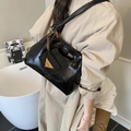 Glänzende schwarze Lacklederhandtasche mit Goldkette und trendiger Faltenstruktur - Schwarz
