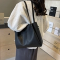 Borsa tote nera classica in ecopelle con motivo litchi e un design minimalista spazioso - Nero