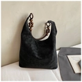 Schwarze Hobo-Tasche aus Kunstleder im Retro-Stil mit brauner Holzperlen-Schulterkette - Schwarz