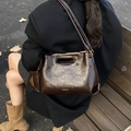 Dunkelbraune Schultertasche aus geöltem Leder mit Mini-Anhänger und eleganter Logo-Prägung - Braun