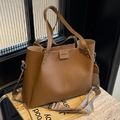 Borsa tote in pelle marrone scuro con motivo litchi e ampia tracolla in tessuto geometrico - Marrone