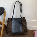 Grand sac fourre-tout léopard avec poche frontale en cuir noir et fines bandoulières - Vert
