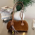 Minimalistische braune Bowling-Handtasche aus Wildleder mit Trageriemen und Quasten - Braun mit Anhänger