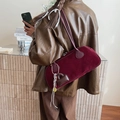 Retro weinrote Bowlingtasche aus mattem Wildleder mit dekorativen Anhängern für Damen - Rot mit Anhänger