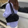 Schicker schwarzer Canvas-Shopper mit Schleifenband, getragen für lässigen Alltags-Look - Schwarz