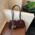 Retro dunkelbraune Bowlingtasche aus mattem Wildleder mit langem Schulterriemen - Kaffee mit Anhänger