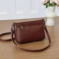 Bolso bandolera minimalista de cuero PU marrón oscuro con correa ajustable y herrajes - Marrón Rojo