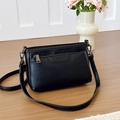 Bolso bandolera minimalista de cuero PU negro con textura litchi y cremallera metal - Negro