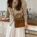 Bolso de mano retro en gamuza marrón con hebilla dorada y bandolera para mujer - Marrón