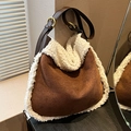 Braune Wildleder-Tasche mit weißem Kunstfellbesatz und verstellbarem Lederriemen - Braun