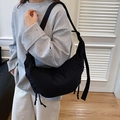 Bolso bandolera de media luna negro con detalle de cordón en modelo femenina - Negro