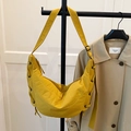 Bolso bandolera amarillo en forma de media luna con correa ajustable y detalle de lazo - Amarillo