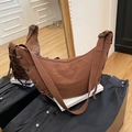 Bolso bandolera de nailon marrón en forma de media luna con cordones y correa ancha - Marrón
