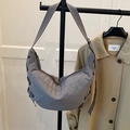 Bolso hobo gris azulado con correa ajustable y detalles de cordón en los lados - Gris