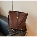Braune Schultertasche aus Wildlederimitat mit Nieten und goldener Schnalle im Boho-Stil - Kaffeebraun