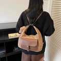 Borsa tote marrone capiente con tasca frontale scura e ciondolo a pompon - Marrone con ciondolo