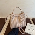 Elegante borsa a secchiello plissettata beige con manico e tracolla sottile minimal - Cachi