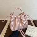 Borsa a secchiello plissettata rosa polvere con manico cilindrico e tracolla rimovibile - Rosa
