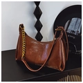 Sac à bandoulière en cuir ciré marron foncé avec chaîne dorée et fine lanière - Marron