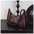 Sac hobo en cuir brillant marron foncé avec chaîne dorée et style vintage chic - café