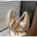 Détail du sac hobo en velours côtelé beige avec breloque nuage sur le rebord de fenêtre - Blanc avec pendentif